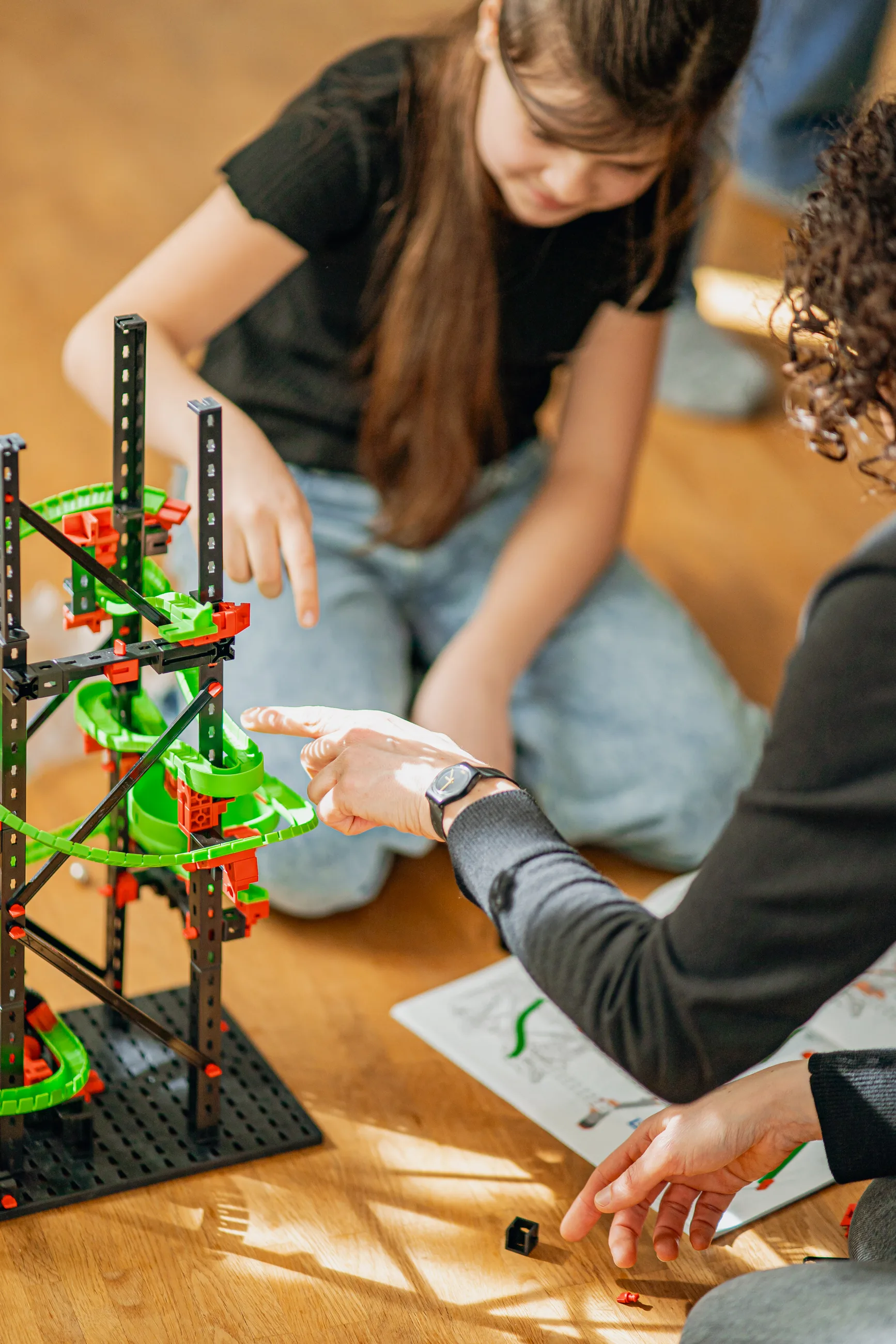 Estudiantes aprendiendo en equipo con un modelo dinámico Fischertechnik