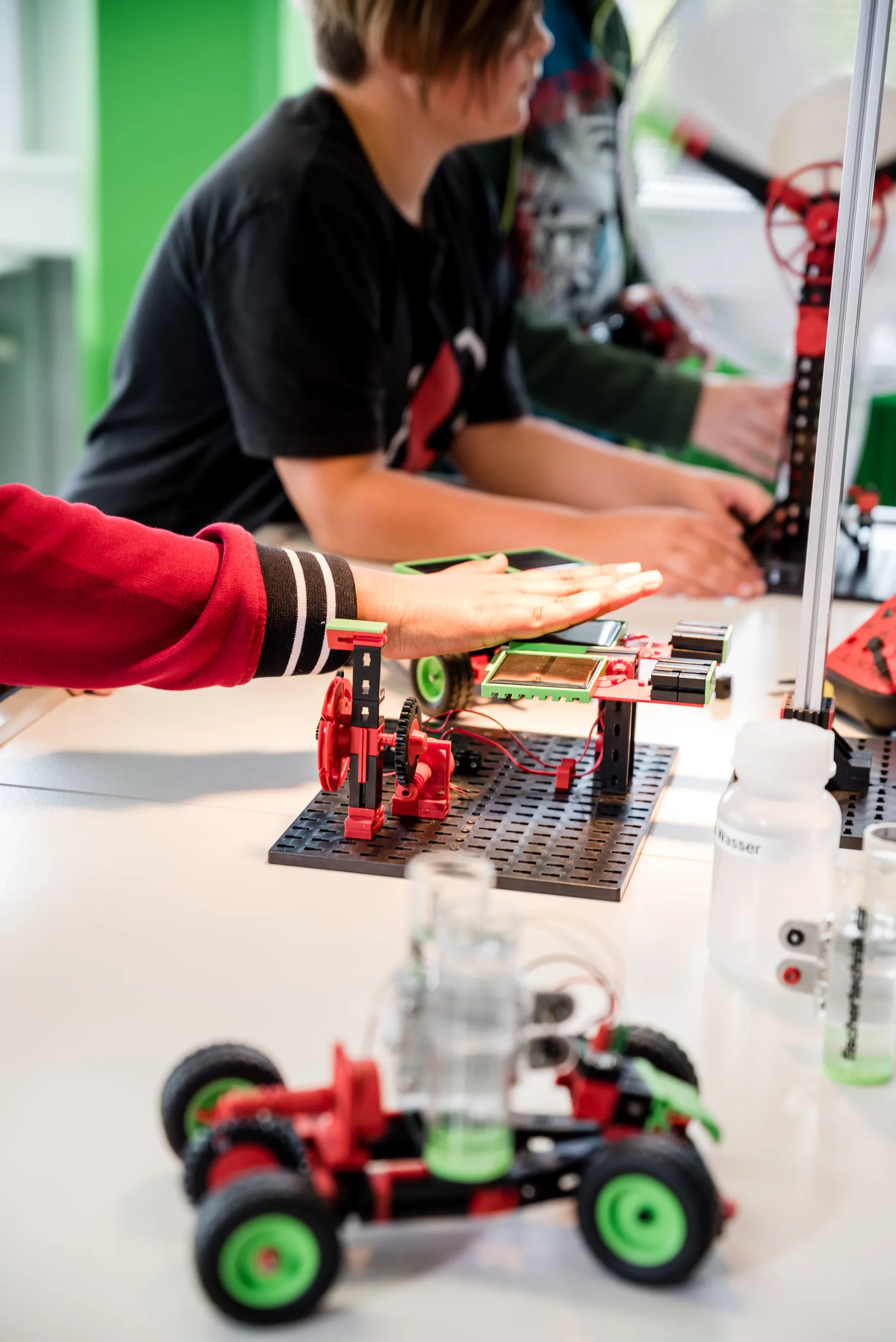 Experimento educativo Fischertechnik con energía solar