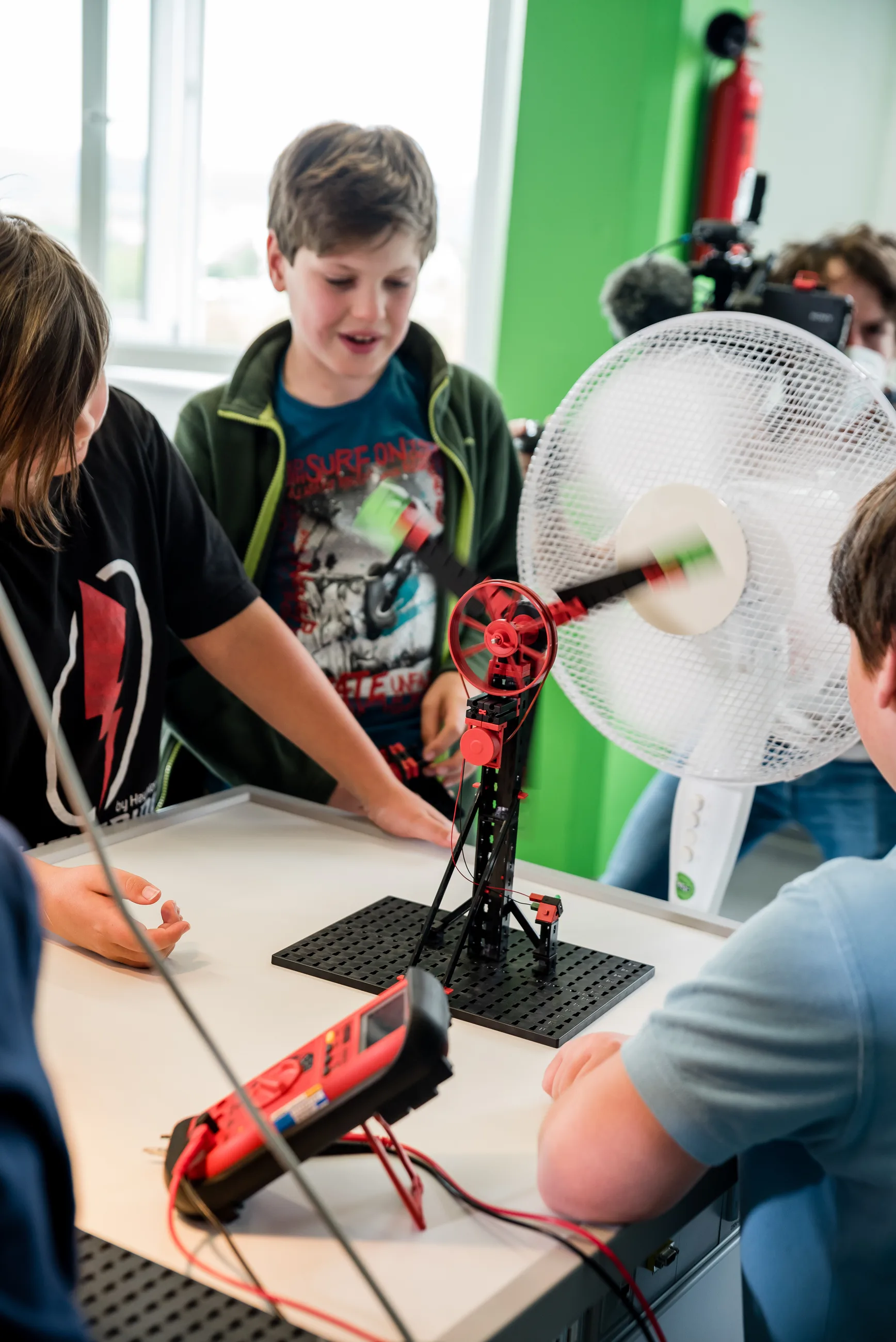 Experimento educativo Fischertechnik con energía eólica